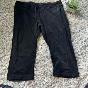 Danskin now fitted thick durable workout gym sporty capris. Black. Size …